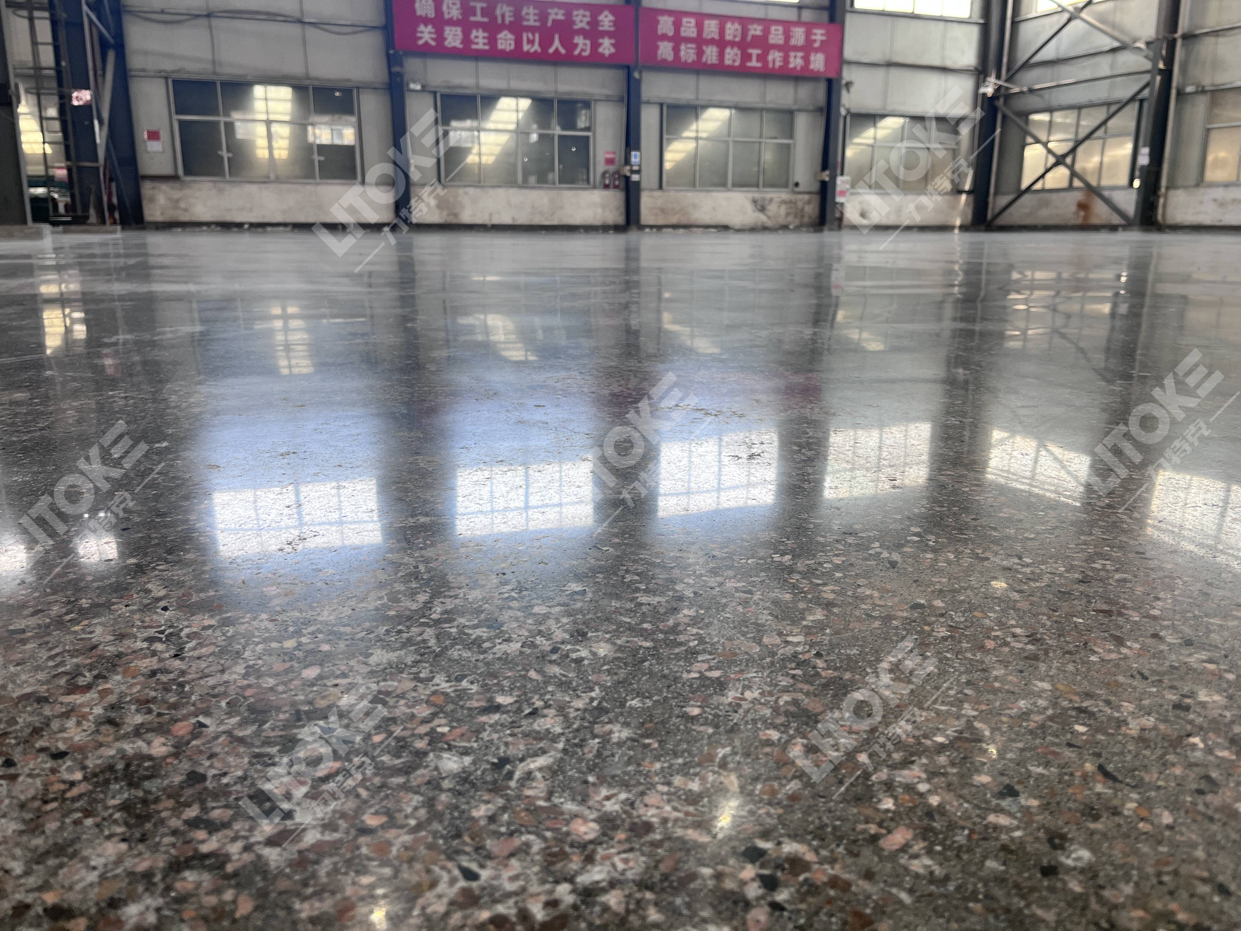 金剛砂耐磨地坪VS密封固化劑地坪，工廠車間選哪個(gè)更劃算？